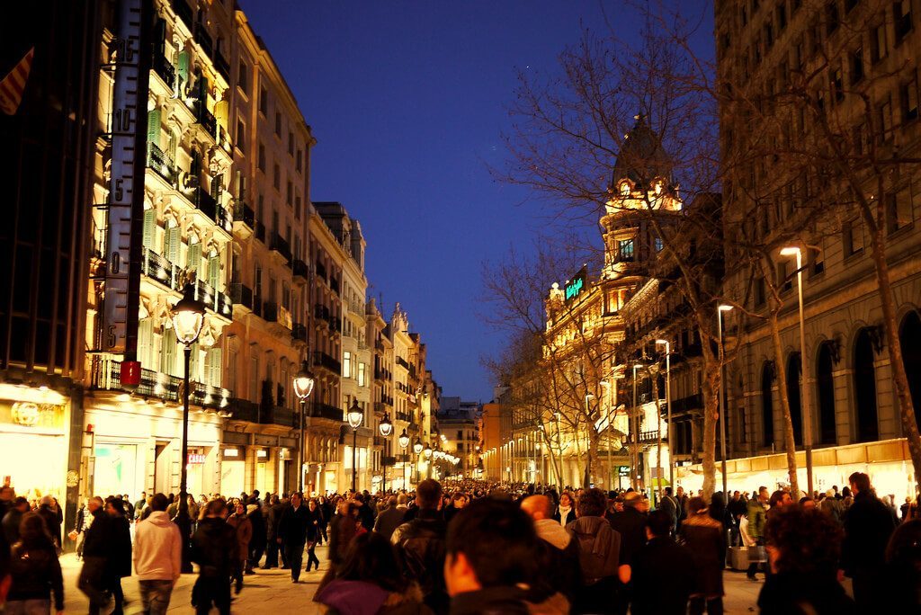 Avinguda del Portal de l’Àngel de noche con gente
