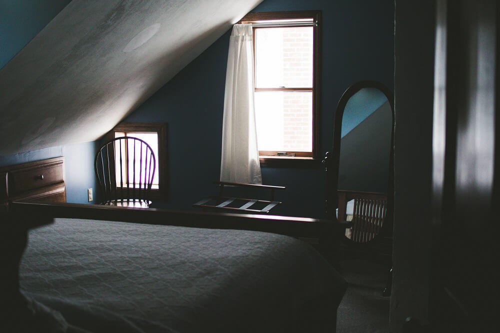 habitación oscura pintada de azul