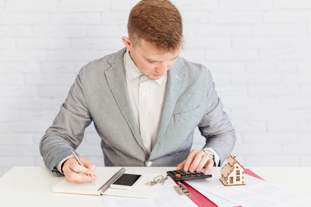 Agente inmobiliario gestionando financiación