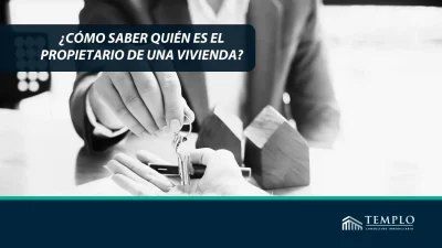 Una persona está sentada enfrete de un agente dándole las llaves de la propiedad