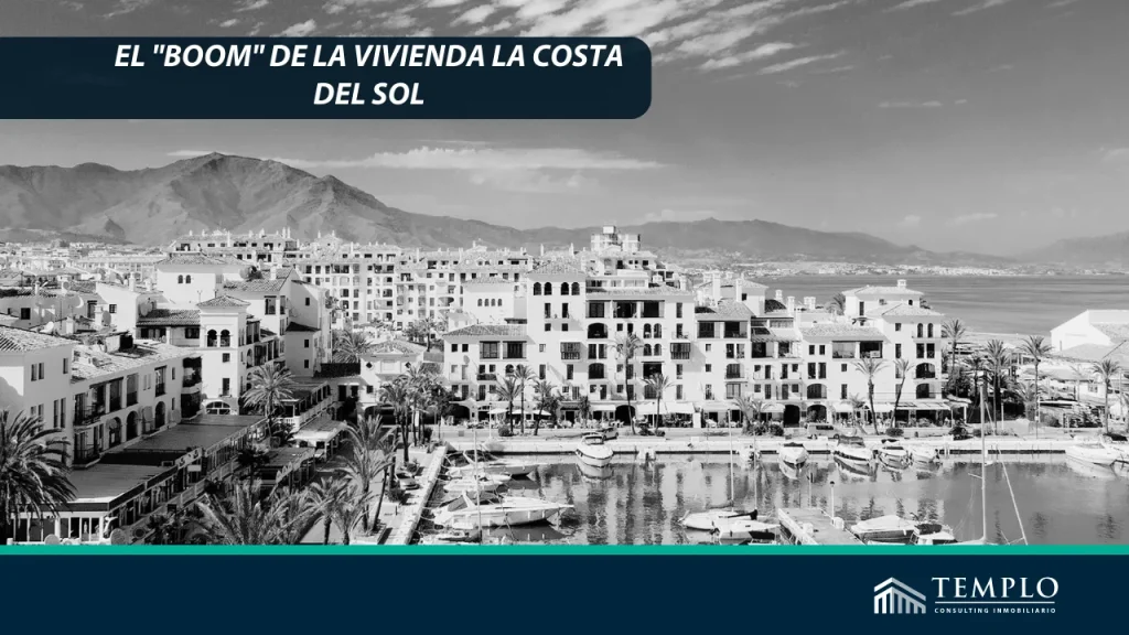 Una fotografía muestra un paisaje costero de la Costa del Sol, donde se aprecian numerosos edificios y complejos residenciales que se extienden a lo largo de la costa bañada por el sol.
