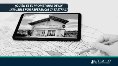 Una persona revisa la refrencia catstral de una vivienda en propiedad.