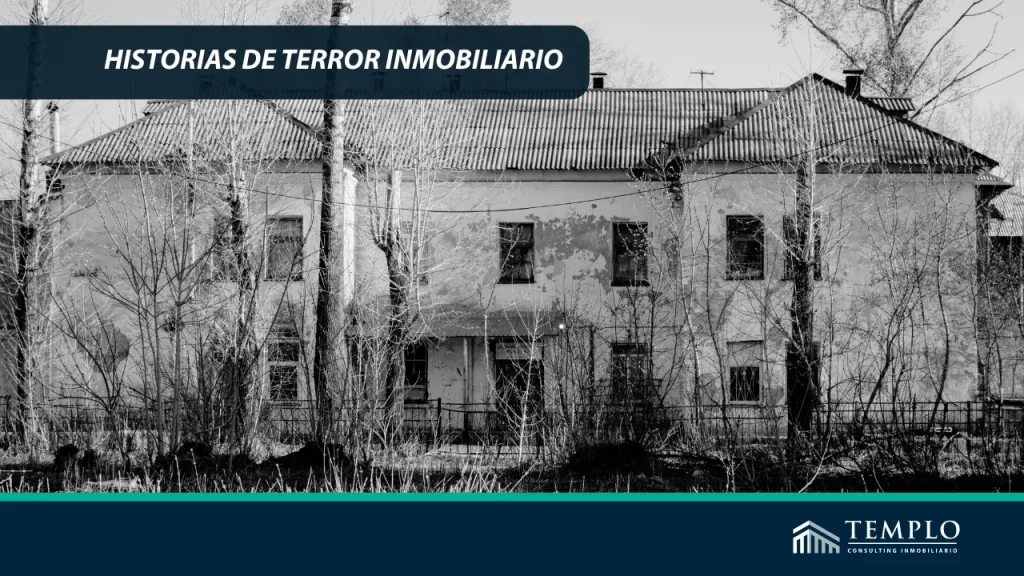 Casa antigua y descuidada, que transmite una sensación de terror.