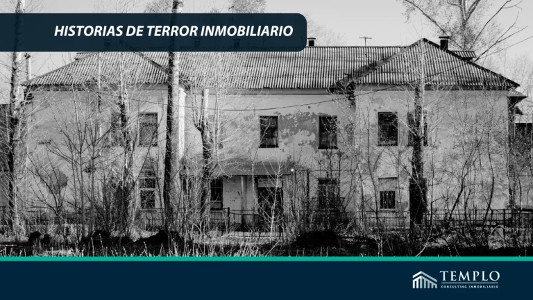 Casa antigua y descuidada, que transmite una sensación de terror.