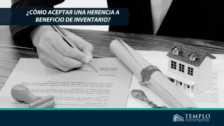 Notario firmando una herencia.
