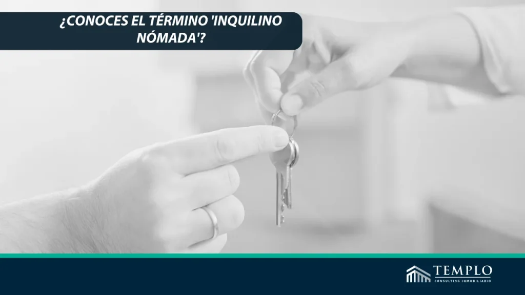Un agente inmobiliario ofreciéndole las llaves de una vivienda a un inquilino.