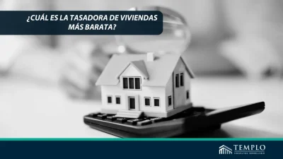 Ilustración de una casa con una lupa en el tejado, representando la búsqueda de una tasadora de viviendas económica.