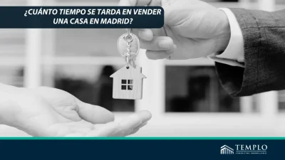 Dos personas llegando a un acuerdo de compra-venta de una vivienda en Madrid.