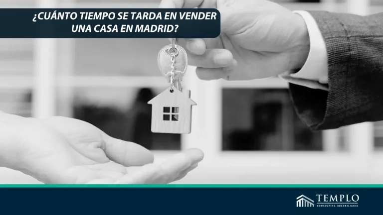 Dos personas llegando a un acuerdo de compra-venta de una vivienda en Madrid.