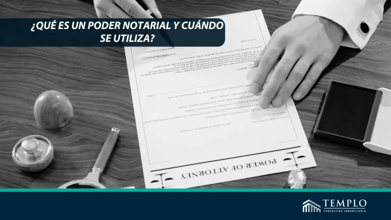 Un hombre está firmando un contrato teniendo un poder notarial.